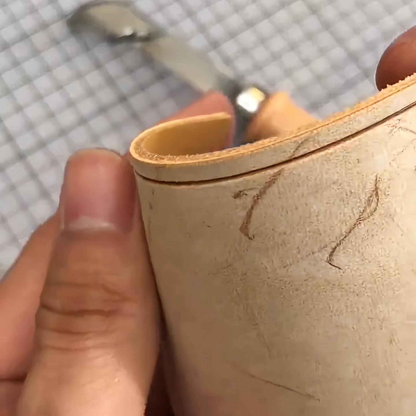 أداة تشكيل حواف الجلد قابلة لل - مراجعة Leatherwork Edge Creaser وسعره