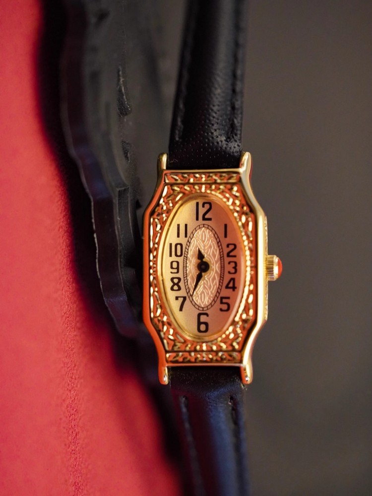 ساعة يد نسائية كلاسيكية ذهبية  - مراجعة Leatherwork Ideas وسعره